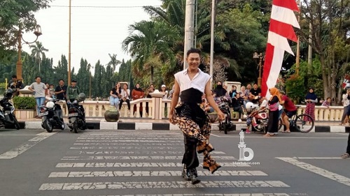 Gaya Pemeran Tuban Fashion Week yang Mengusung Batik
